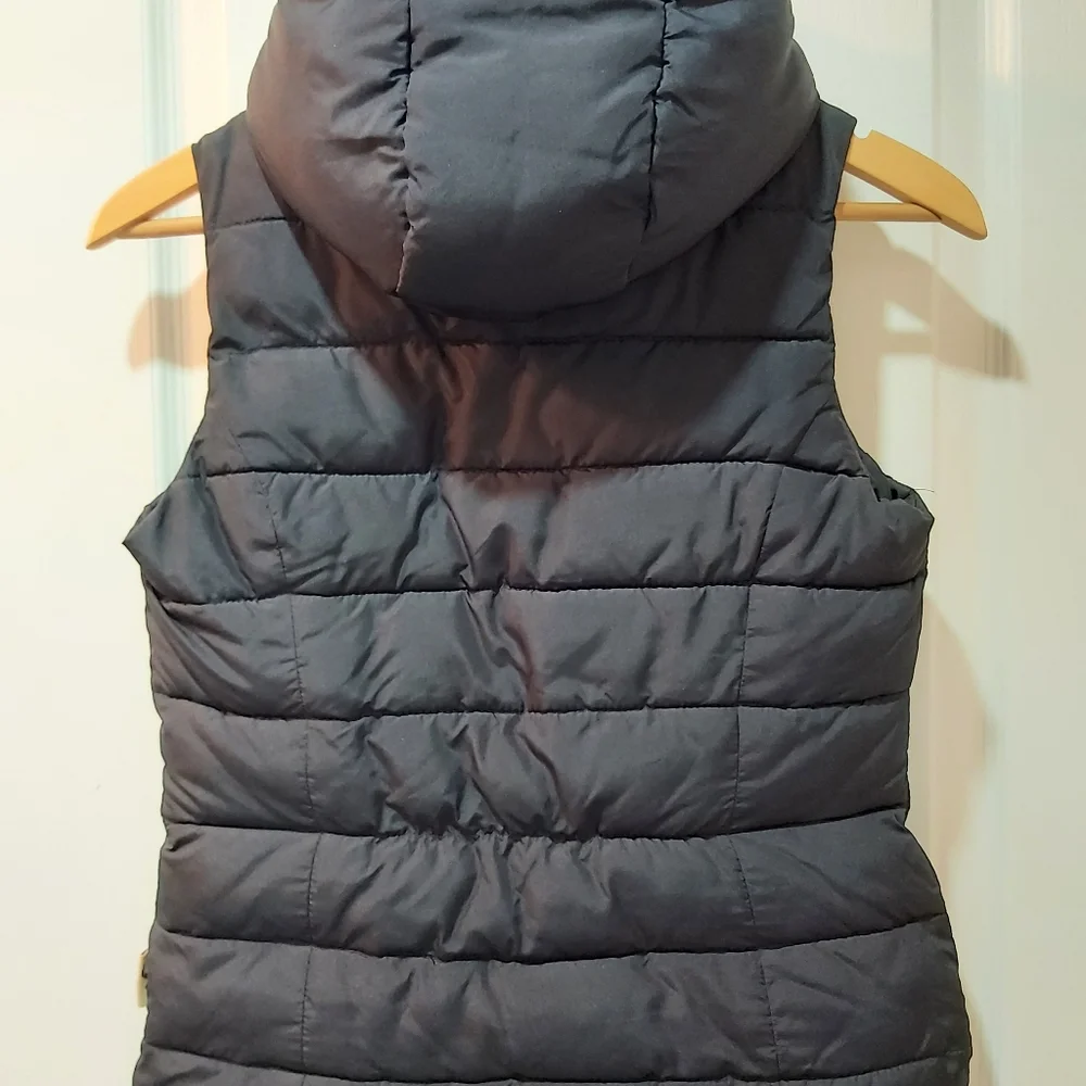 Hollister Sherpa Lined Quilted Puffer Vest. Size: XS, Color: Blue - Picture 3 of 8